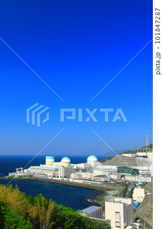【愛媛県】快晴下の伊方原子力発電所 101847287