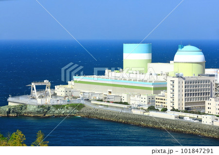 【愛媛県】快晴下の伊方原子力発電所 101847291