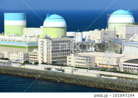 【愛媛県】快晴下の伊方原子力発電所 101847294