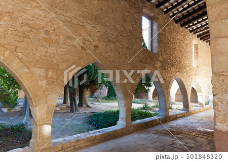 Arched gallery in the monastery of Santa Maria de Santes Creus Arched gallery in the monastery of Santa Maria de Santes Creus 101848320