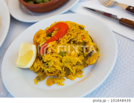 Valencian paella de mariscos 101848439