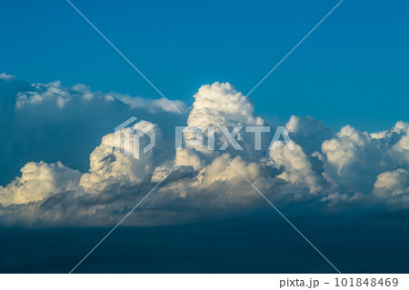 青空と低い陽射しに照らされ湧き上がる積乱雲 a-2 高彩度コントラスト 青空と低い陽射しに照らされ湧き上がる積乱雲 a-2 高彩度コントラスト 101848469