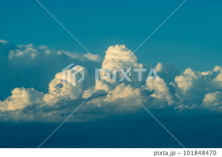 青空と低い陽射しに照らされ湧き上がる積乱雲　a-3 暖色寒色強調 101848470