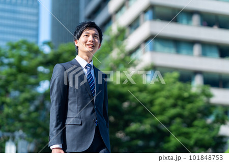晴天のオフィス街を歩く新入社員のビジネスマン 101848753