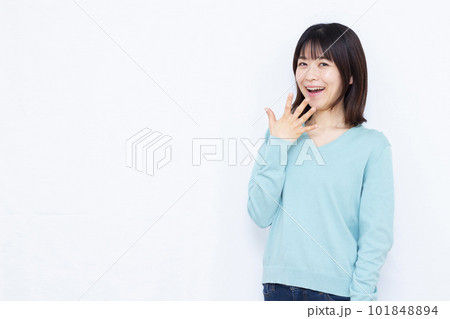 白い背景の前で笑顔でビックリしている30代の女性 白い背景の前で笑顔でビックリしている30代の女性 101848894