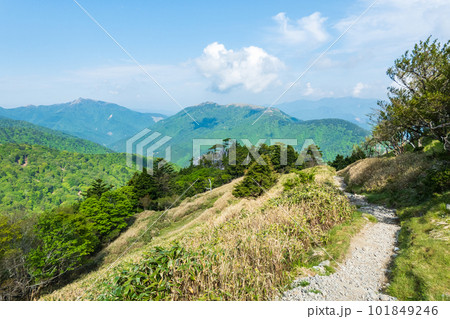 春の剣山登山（登山道から塔丸・三嶺を望む） 101849246