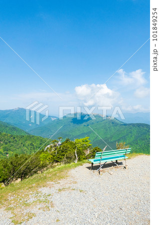 春の剣山登山(剣山登山リフト・西島駅から塔丸・三嶺を望む) 春の剣山登山(剣山登山リフト・西島駅から塔丸・三嶺を望む) 101849254