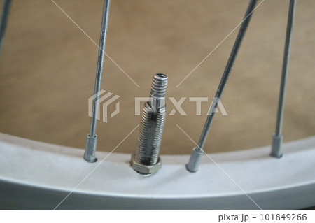自転車タイヤの修理、バルブの虫ゴムの交換 101849266