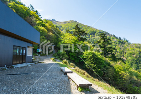 春の剣山登山(剣山登山リフト・西島駅から剣山山頂を望む) 春の剣山登山(剣山登山リフト・西島駅から剣山山頂を望む) 101849305