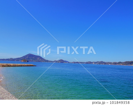 愛媛県松山市より望む興居島と瀬戸内海 愛媛県松山市より望む興居島と瀬戸内海 101849358
