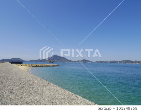 愛媛県松山市より望む興居島と瀬戸内海 101849359