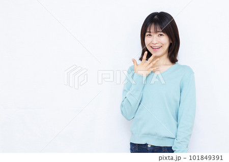 白い背景の前で笑顔でビックリしている30代の女性 101849391