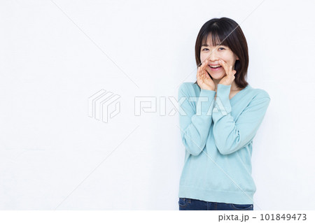 白い背景の前で呼びかけている30代の女性 白い背景の前で呼びかけている30代の女性 101849473