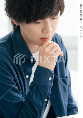 将来に不安を感じる若い男性 将来に不安を感じる若い男性 101849746