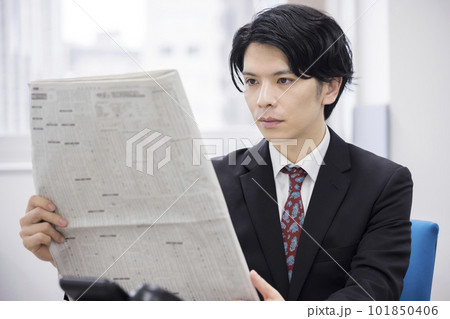 新聞を読むビジネスマン 新聞を読むビジネスマン 101850406