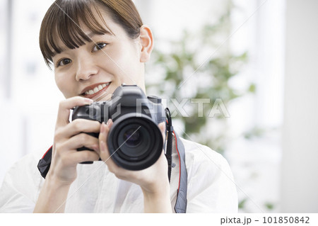 女性フォトグラファー撮影イメージ 女性フォトグラファー撮影イメージ 101850842