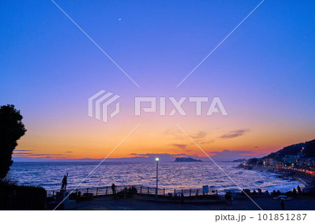 神奈川県鎌倉市の稲村ヶ崎の夕景と眺める人々 101851287