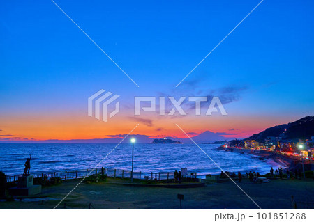 神奈川県鎌倉市の稲村ヶ崎の夕景と眺める人々 神奈川県鎌倉市の稲村ヶ崎の夕景と眺める人々 101851288