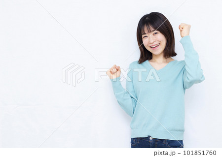 白い背景の前で笑顔でガッツポーズをしている30代の女性 白い背景の前で笑顔でガッツポーズをしている30代の女性 101851760