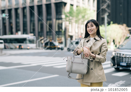 街を歩く若い女性 101852005