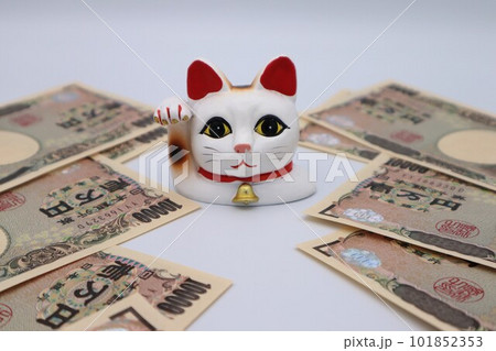招き猫と日本の紙幣 招き猫と日本の紙幣 101852353