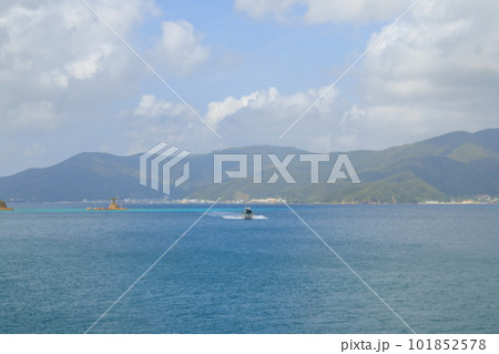 大島海峡を加計呂麻島生間港へと向かってくる海上タクシー 大島海峡を加計呂麻島生間港へと向かってくる海上タクシー 101852578