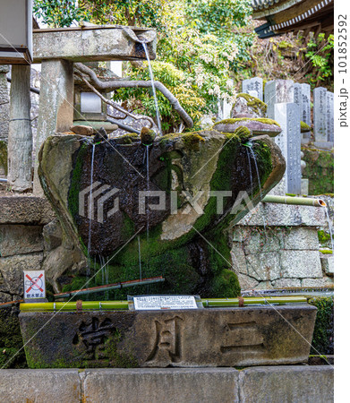 東大寺二月堂回廊の階段を登ったところにある手水鉢 101852592
