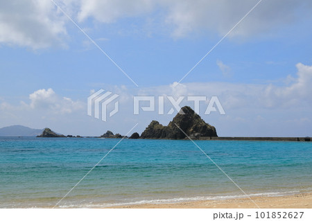 加計呂麻島西阿室の波打ち際からの立神の景色 101852627