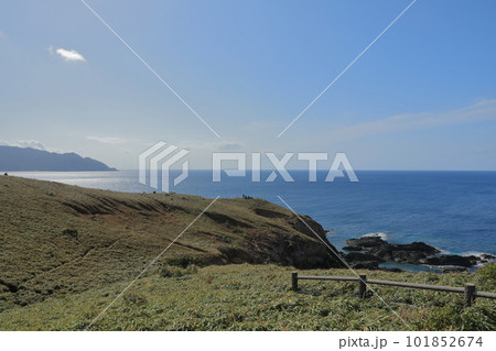 奄美大島宮古崎の先端の岬から東シナ海の雄大な景色を眺める人たち 奄美大島宮古崎の先端の岬から東シナ海の雄大な景色を眺める人たち 101852674