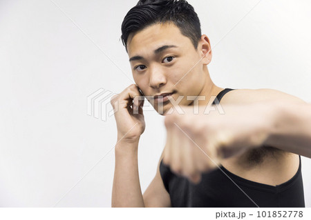 格闘技をする若い男性 101852778