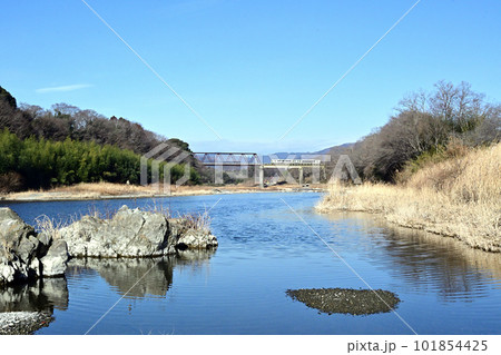荒川橋梁を渡る東武電車 101854425
