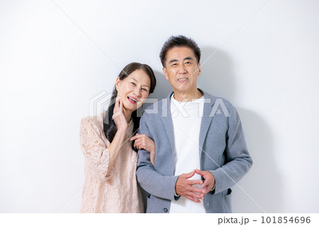 寄り添うシニア夫婦 101854696