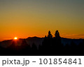 山並みに沈む夕陽 101854841