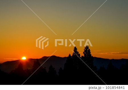 山並みに沈む夕陽 山並みに沈む夕陽 101854841