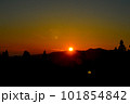 山並みに沈む夕陽 101854842