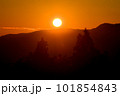 山並みに沈む夕陽 101854843