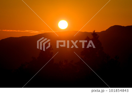 山並みに沈む夕陽 山並みに沈む夕陽 101854843