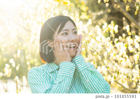 朝日を浴びる女性 101855591