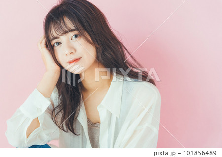 若い女性のヘアスタイルイメージ 101856489