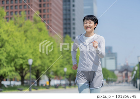 オフィス街の公園でジョギングするミドルエイジの女性 101856549