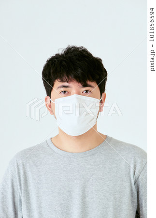 白背景でカメラ目線のマスクをした30代の1人の日本人男性の人物の上半身の正面 白背景でカメラ目線のマスクをした30代の1人の日本人男性の人物の上半身の正面 101856594