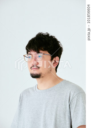 白背景で眼鏡をかけて右側を見る髭を生やした30代の1人の日本人男性の人物の上半身 白背景で眼鏡をかけて右側を見る髭を生やした30代の1人の日本人男性の人物の上半身 101856604