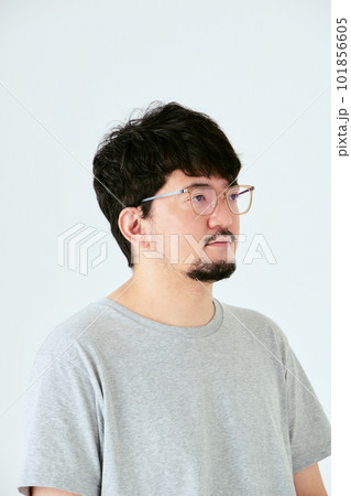 白背景で眼鏡をかけて右側を見る髭を生やした30代の1人の日本人男性の人物の上半身 白背景で眼鏡をかけて右側を見る髭を生やした30代の1人の日本人男性の人物の上半身 101856605