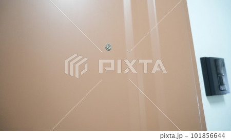 ドアスコープのある玄関 101856644