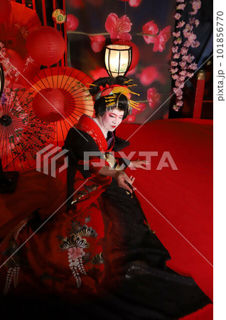 男性の女装での花魁体験、和装変身写真、着物体験 101856770