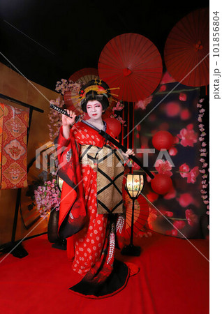 男性の女装での花魁体験、和装変身写真、着物体験 101856804