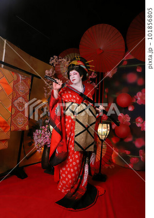 男性の女装での花魁体験、和装変身写真、着物体験 101856805