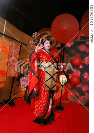 男性の女装での花魁体験、和装変身写真、着物体験 101856808