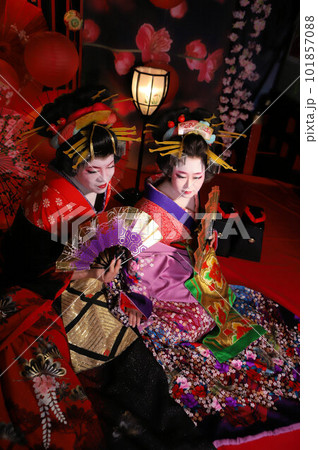 日本人女性と女装の日本人男性、二人での花魁体験、和装変身写真、着物体験 101857088