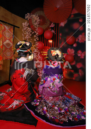 日本人女性と女装の日本人男性、二人での花魁体験、和装変身写真、着物体験 101857092